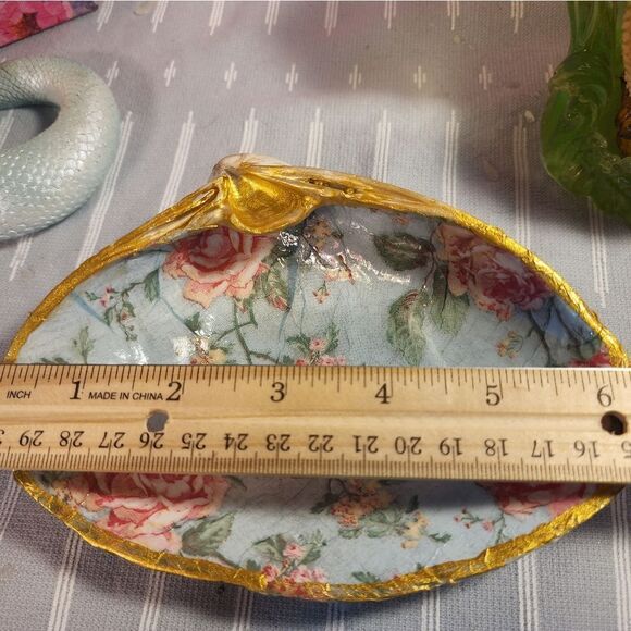 DECOUPAGE CLAM SHELL DECOUPAGE FLOWERS ON A CLAM SHELL - Picture 7 of 9